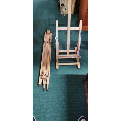 186 - 2x artists easels in good overall condition. Largest measures 91cm height (when collapsed down).