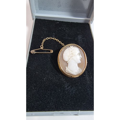 314 - Antique 14ct gold plated cameo brooch with a white portrait of a man looking right portrait seems to... 