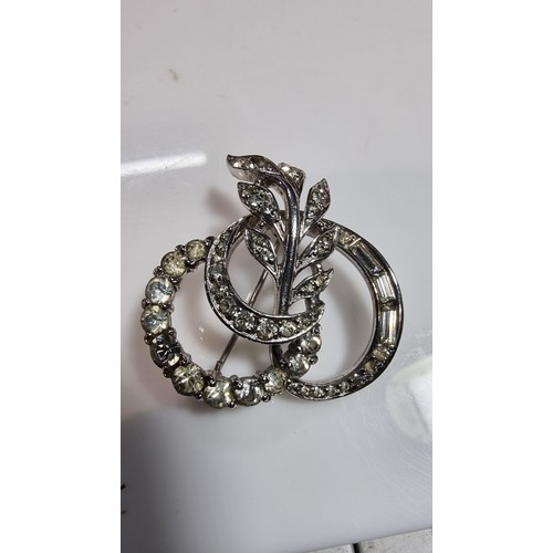 332 - Pretty vintage 925 silver brooch inset with clear various clear stones presents nicely fitted in a j... 