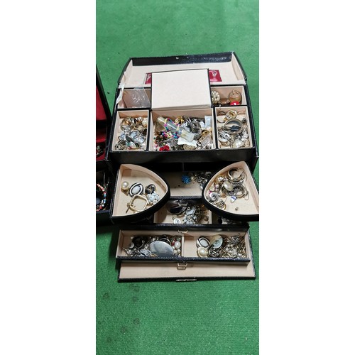 215 - Very large quantity of various costume jewellery in 2x jewellery boxes, both full of jewellery.