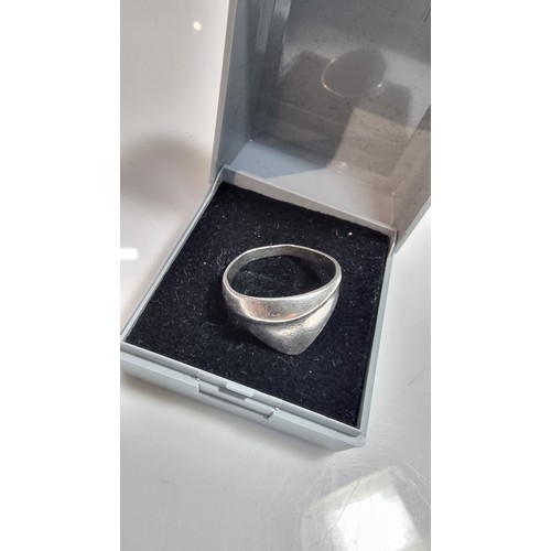 347 - 925 silver ring in good clean condition boxed size R