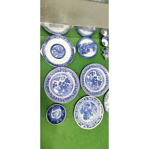 418 - Large quantity of antique and vintage blue and white collectable plates and bowls, inc a lidded pot ... 