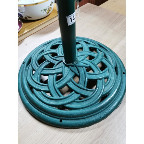 142 - Heavy cast iron green painted parasol base in good overall condition. Measures 33.5cm height, 44cm d... 