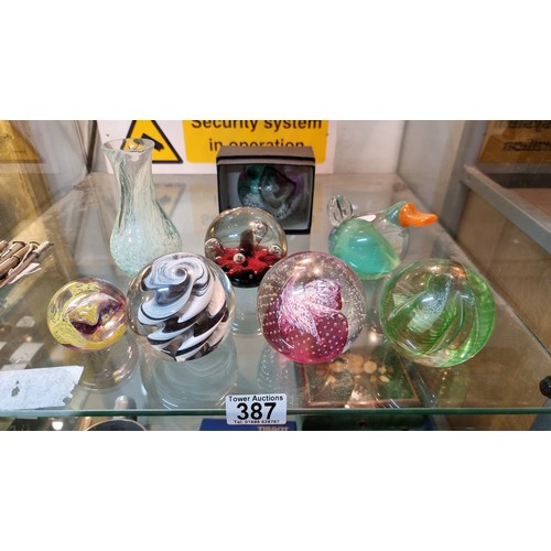 387 - Quantity of 8x caithness glass items inc 7x glass paperweights and one glass vase with various prett... 