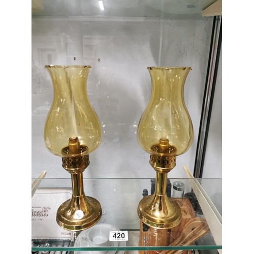 420 - Pair of vintage spring-loaded brass candlesticks - Mason constant flame candle lamps with amber glas... 