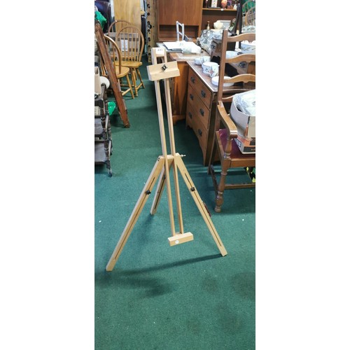 458 - Wooden artists easel in good overall condition. Height when collapsible is 97.5cm.