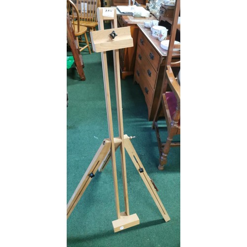 458 - Wooden artists easel in good overall condition. Height when collapsible is 97.5cm.