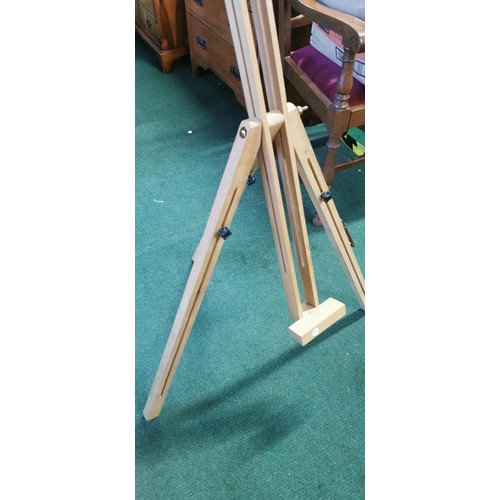 458 - Wooden artists easel in good overall condition. Height when collapsible is 97.5cm.