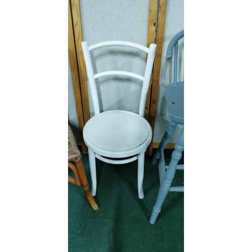 472 - 3x various chairs inc a grey painted bar stool, white painted chair and rattan and bamboo chair alon... 