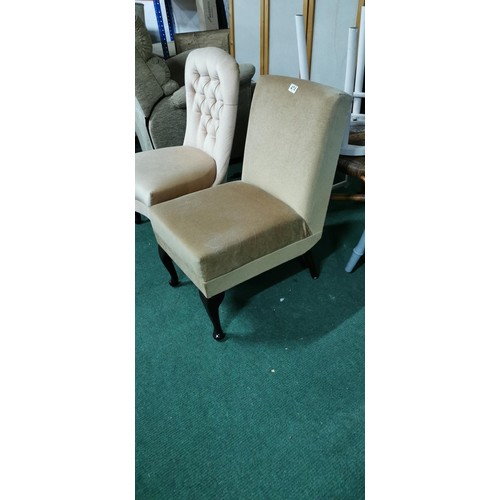 474 - 2x vintage champagne coloured bedroom chairs in good overall condition, both on cabriole legs. Heigh... 