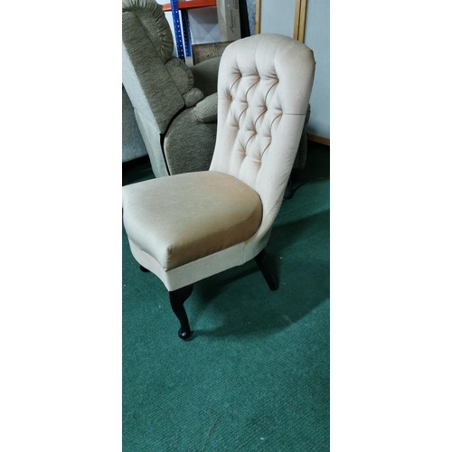 474 - 2x vintage champagne coloured bedroom chairs in good overall condition, both on cabriole legs. Heigh... 