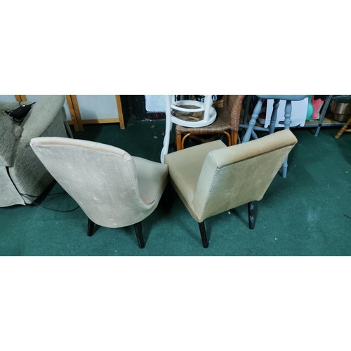 474 - 2x vintage champagne coloured bedroom chairs in good overall condition, both on cabriole legs. Heigh... 