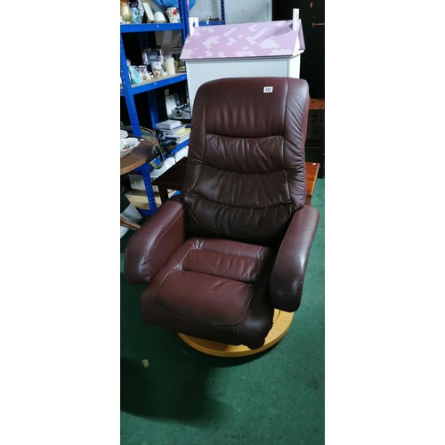 480 - Faux leather swivel chair with a good quality strong base in good overall condition.