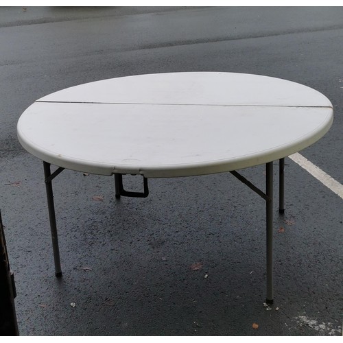 483 - Circular plastic folding table with metal legs in good condition has a diameter of 151cm unfolded an... 