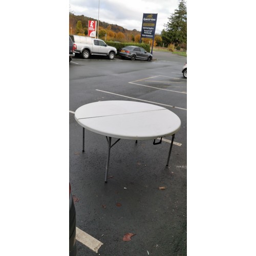 483 - Circular plastic folding table with metal legs in good condition has a diameter of 151cm unfolded an... 