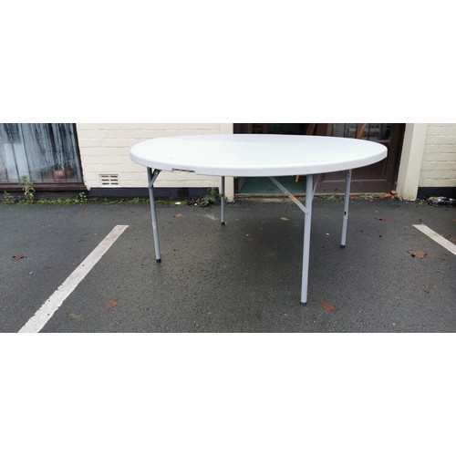 483 - Circular plastic folding table with metal legs in good condition has a diameter of 151cm unfolded an... 