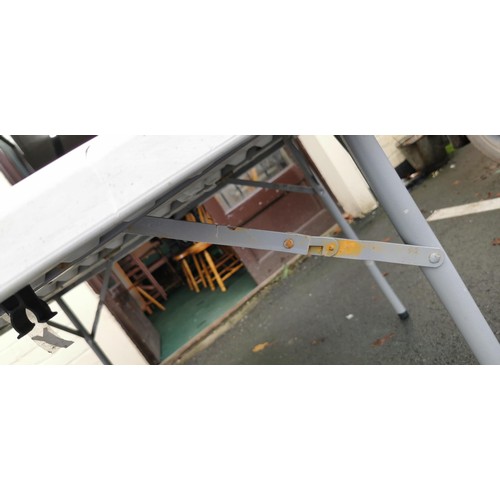 483 - Circular plastic folding table with metal legs in good condition has a diameter of 151cm unfolded an... 