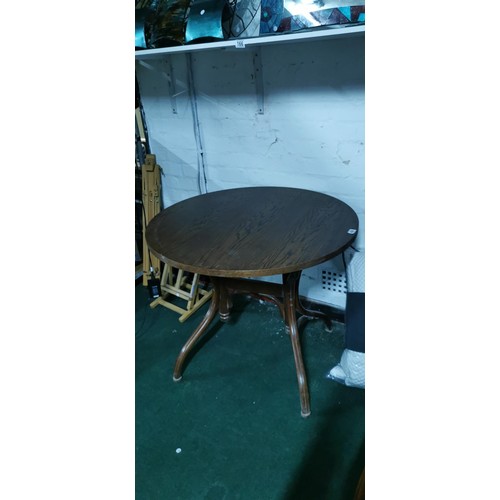 499 - Good quality solid oak pub table on a Bentwood 4 leg base in good overall condition. Height of 76cm ... 