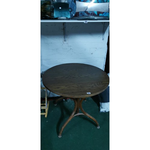 500 - Good quality solid oak pub table on a Bentwood 4 leg base in good overall condition. Height of 76cm ... 