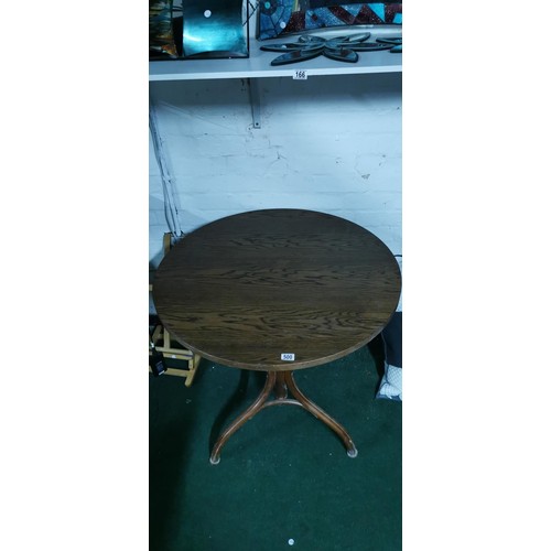 500 - Good quality solid oak pub table on a Bentwood 4 leg base in good overall condition. Height of 76cm ... 