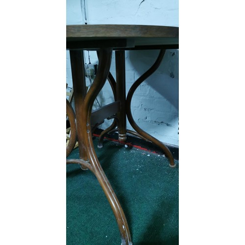 500 - Good quality solid oak pub table on a Bentwood 4 leg base in good overall condition. Height of 76cm ... 