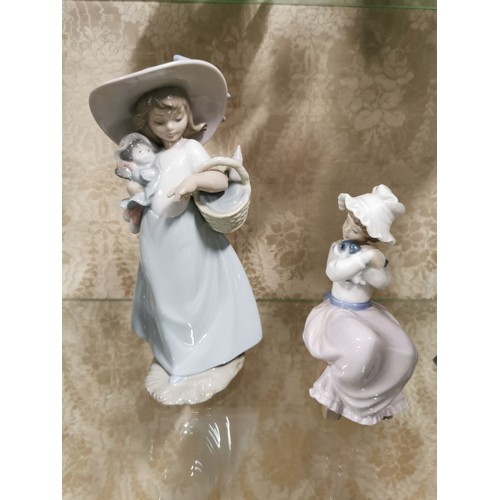 424 - 4x Lladro Nao figurines dating between 1980s and 1990s, one Nao figure has one missing finger, the r... 