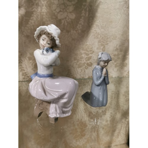 424 - 4x Lladro Nao figurines dating between 1980s and 1990s, one Nao figure has one missing finger, the r... 