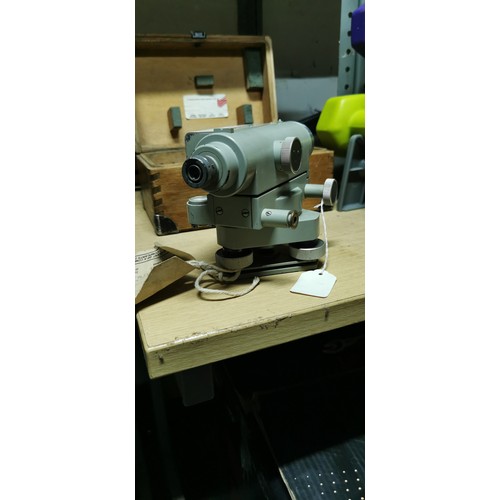 131 - Carl Zeiss Theodolite Ni 030 in a fitted wooden box, in good overall condition.