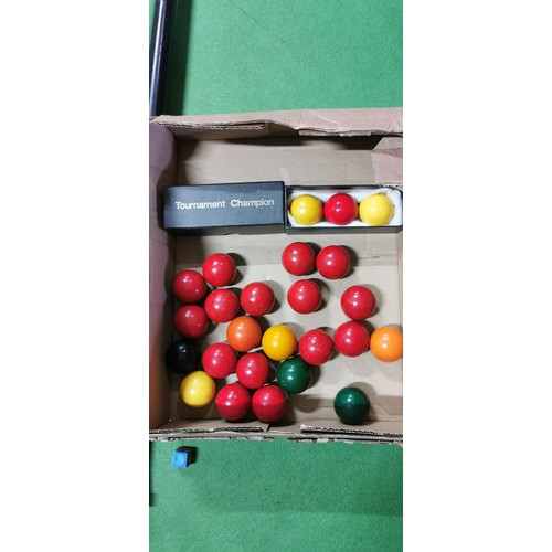 147 - Large qty of various vintage snooker cues & spider rests inc. 3x good brass spider rests, one extra ... 