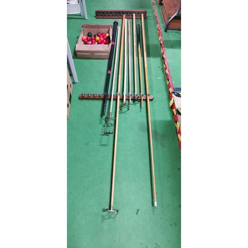 147 - Large qty of various vintage snooker cues & spider rests inc. 3x good brass spider rests, one extra ... 