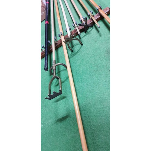 147 - Large qty of various vintage snooker cues & spider rests inc. 3x good brass spider rests, one extra ... 