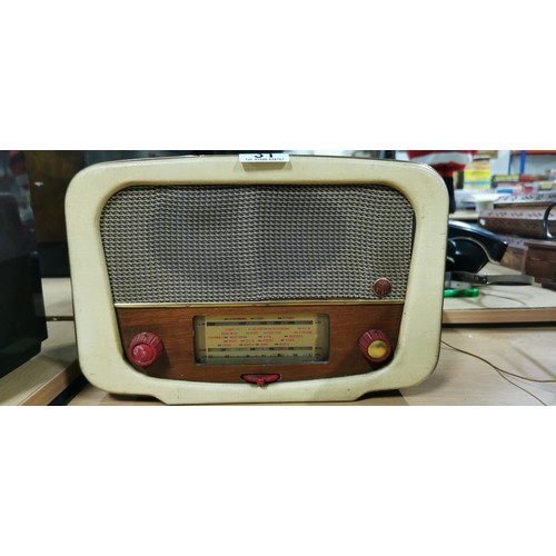 31 - Vintage PYE Cambridge, England P117 Valve radio complete with the knobs and aerial etc. Due to the v... 