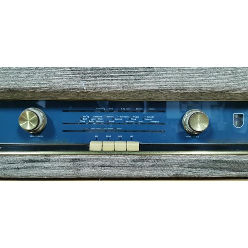 33 - Vintage Bush 40-Watt 3 band inc VHF valve radio Type VHF91 complete with magic eye.Due to the vintag... 