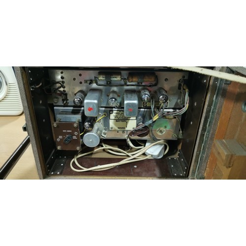 35 - Vintage Bush type BAC. 31. mains / battery valve radio. Due to the vintage nature of these electrica... 