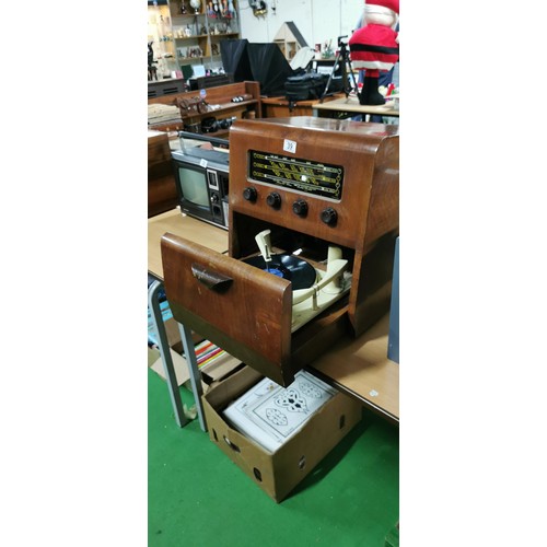 39 - Vintage Westminster valve radio record player model S.C.T. 252 Complete with pull out record player,... 