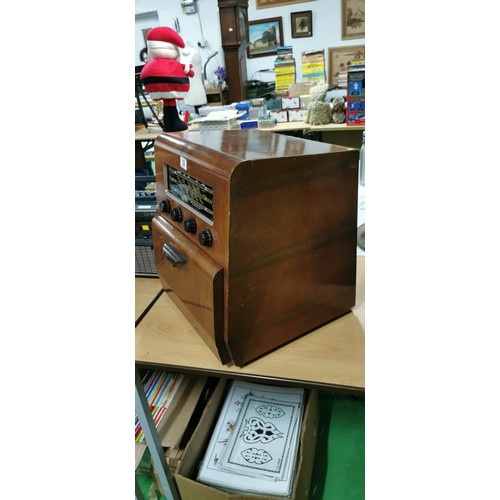 39 - Vintage Westminster valve radio record player model S.C.T. 252 Complete with pull out record player,... 