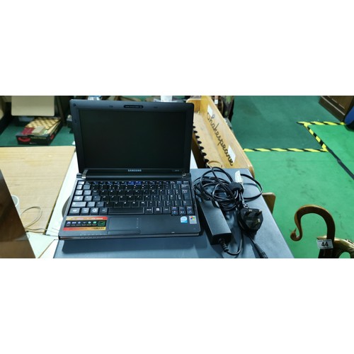 41 - Samsung NP-NC10 Netbook 