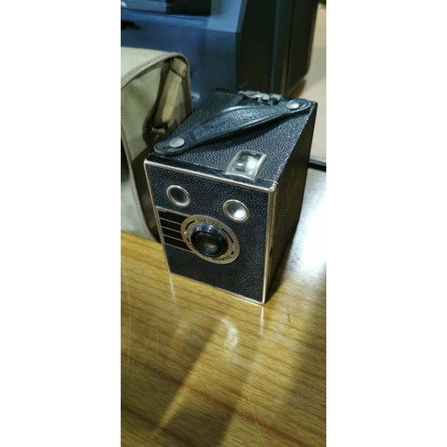 47 - Large quantity of various vintage Brownie cameras and boxed cameras - 8 cameras in total. Brand name... 