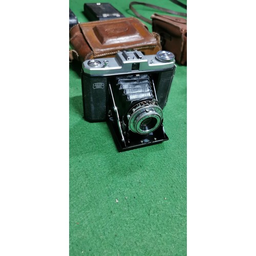 52 - Quantity of vintage folding cameras along with a boxed Halina - Perfect camera inc Zeiss Ikon Nettar... 