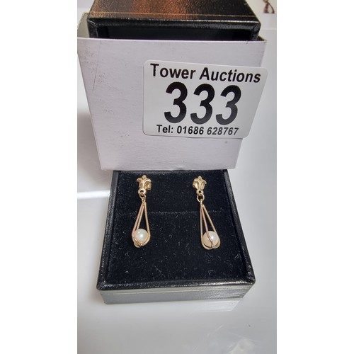 333 - Pretty hallmarked 9ct yellow gold drop earrings featuring fresh water pearls in a tri colour gold ca... 