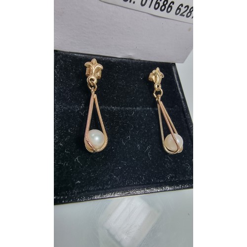 333 - Pretty hallmarked 9ct yellow gold drop earrings featuring fresh water pearls in a tri colour gold ca... 