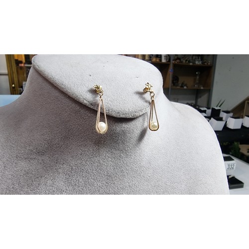 333 - Pretty hallmarked 9ct yellow gold drop earrings featuring fresh water pearls in a tri colour gold ca... 