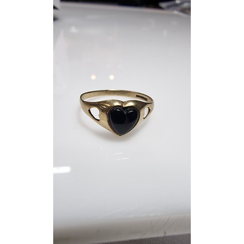 335 - Hallmarked 9ct yellow gold ring inset with a heart shaped onyx stone in good condition size O, weigh... 