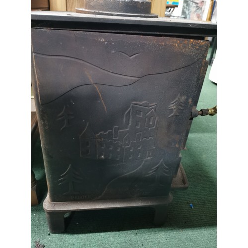 487 - Esse Montrose stove log burner complete with flue. Measures  55.5cm height, 40.5cm width, 37.5cm dep... 