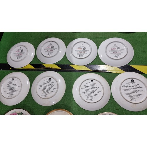 27 - Quantity of 17 good collectable plates to include a Williams Sonoma English Angler trout plate, a qu... 