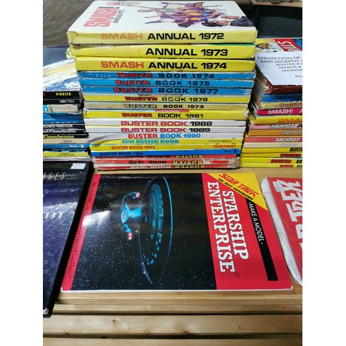 124 - Mixed lot of 33 comic annuals and Star Trek books and albums along with Dr.Who etc
Annuals are Buste... 