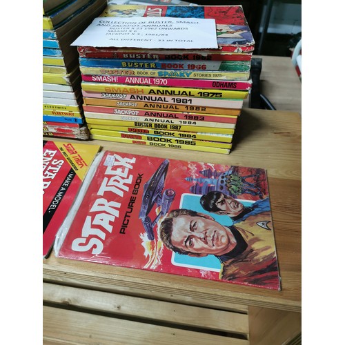 124 - Mixed lot of 33 comic annuals and Star Trek books and albums along with Dr.Who etc
Annuals are Buste... 