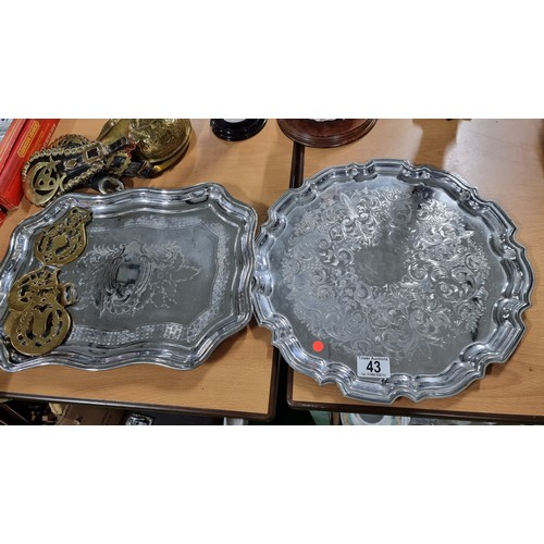 43 - 2x chrome trays along with a quantity of horse brasses three on leather a brass bowl etc