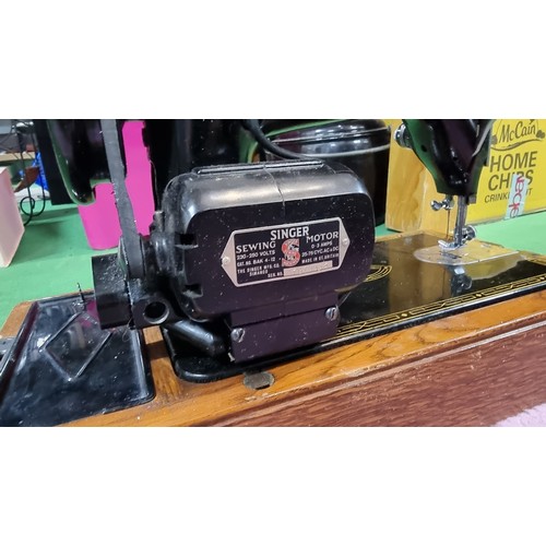 95 - Singer sewing machine Model 99k in fabulous condition with its original case, has no foot pedal or p... 