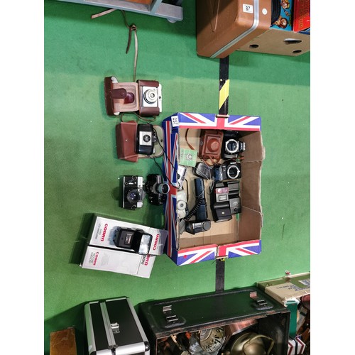 257 - A quantity of vintage cameras inc a Minolta dynax 500i, Minolta 7000, a collection Cobra flashes and... 